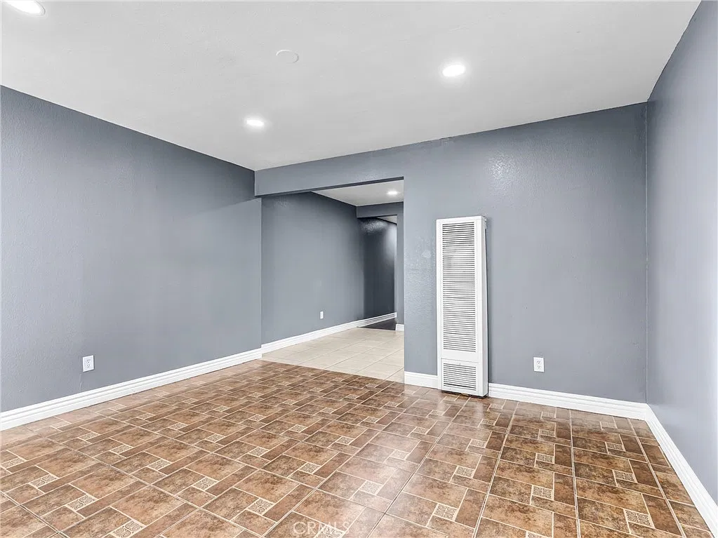 3 bed, 978 sqft, $2,400 — Photo 4