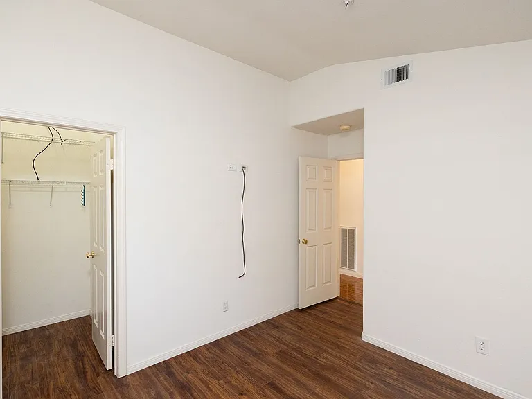 652 Teresa St — Photo 17