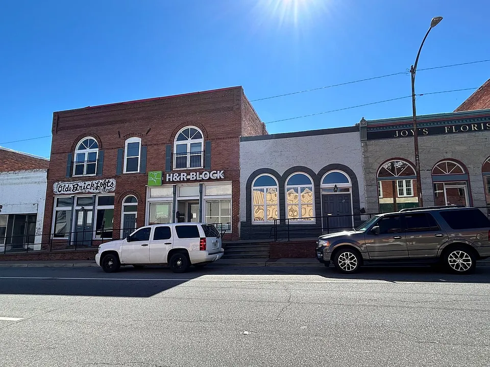 27 W Oak St