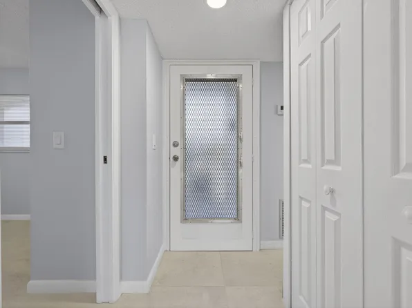 3590 Via Poinciana APT 202, Lake Worth, FL 33467