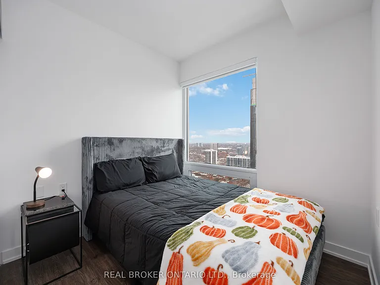 88 Queen St E — Photo 13