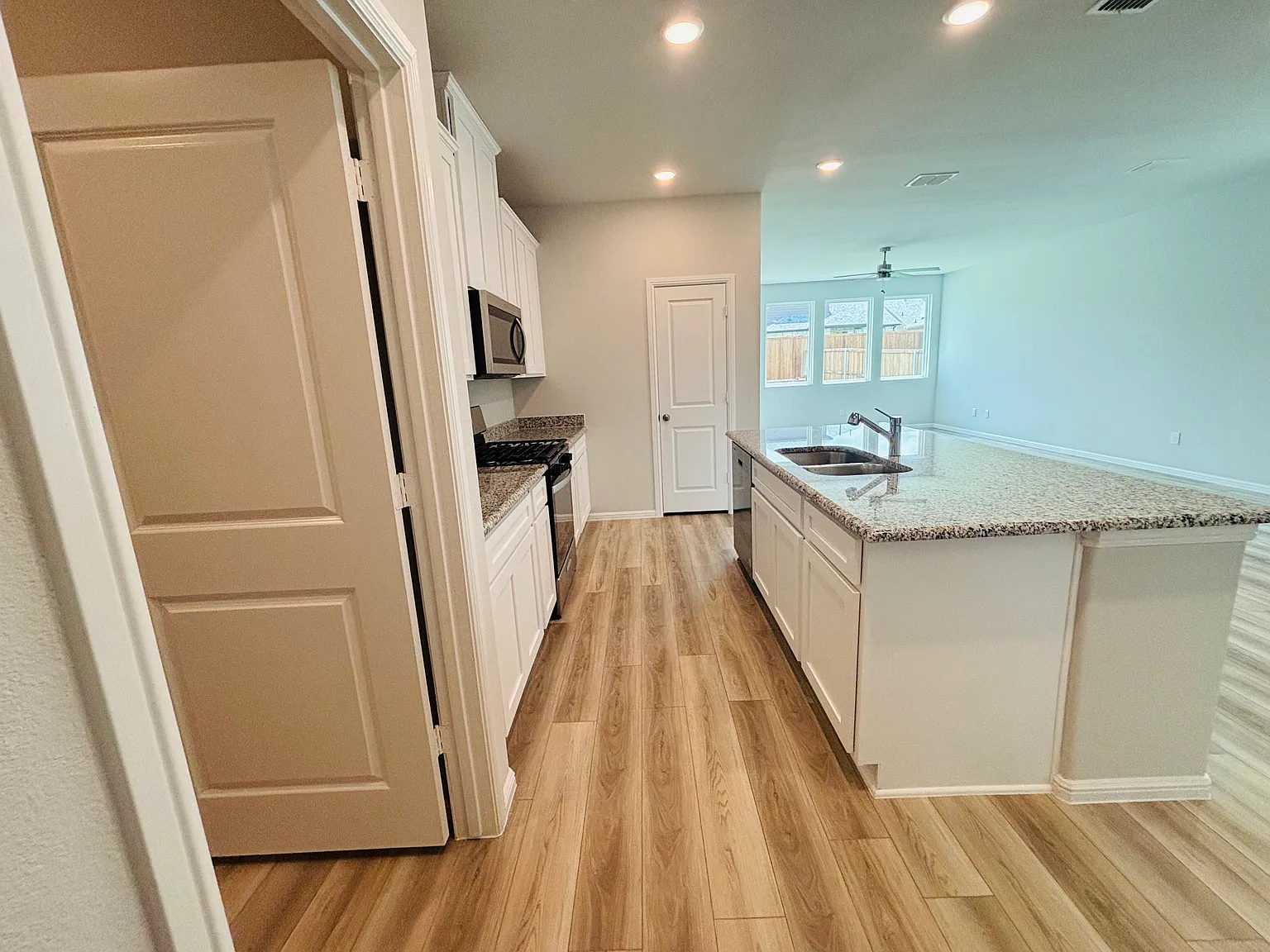 4 bed, 2104 sqft, $2,199 — Photo 2