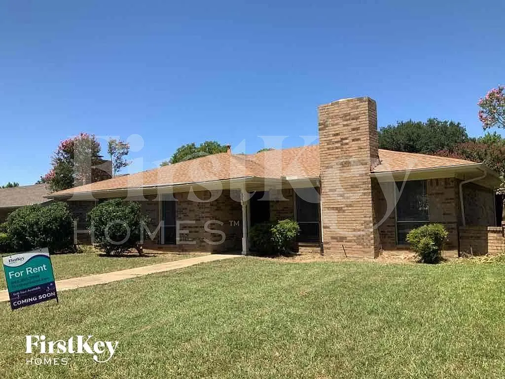 4 bed, 2.0 bath, 1701 sqft, $2,250 — Photo 1