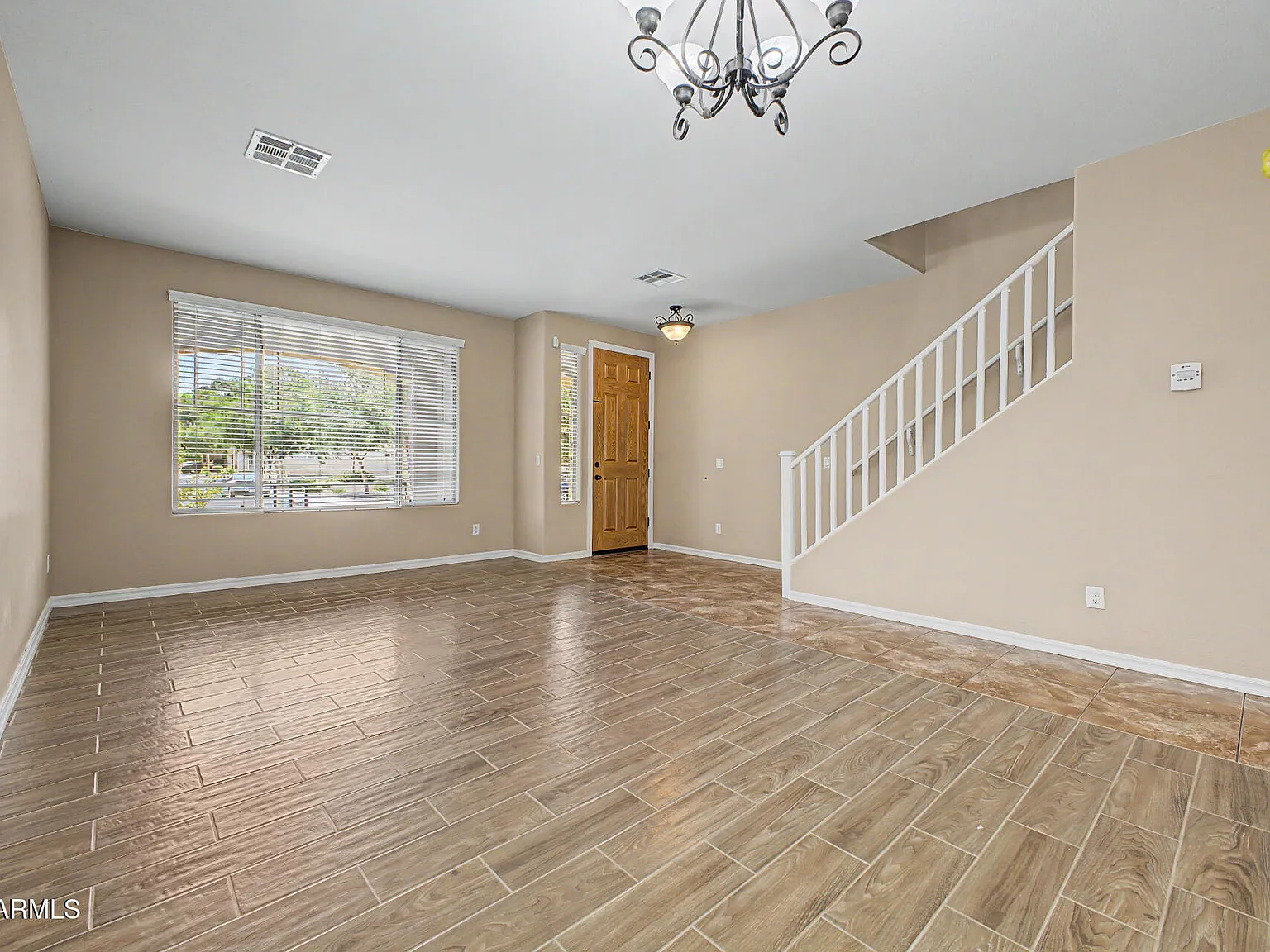 4 bed, 2.5 bath, 2310 sqft, $2,400 — Photo 3