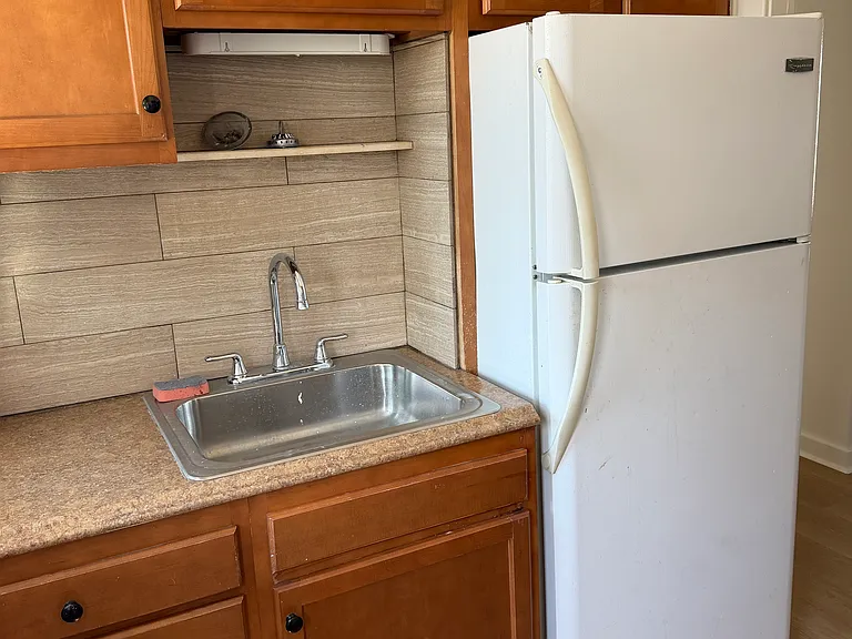 1060 Kenmore Ave #5 — Photo 4