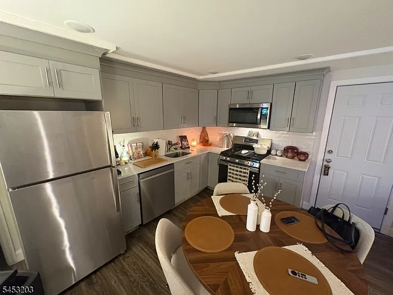 227 William St — Photo 16