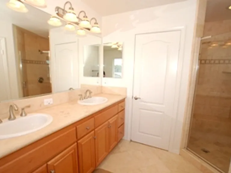 1045 Loretta Ln — Photo 8