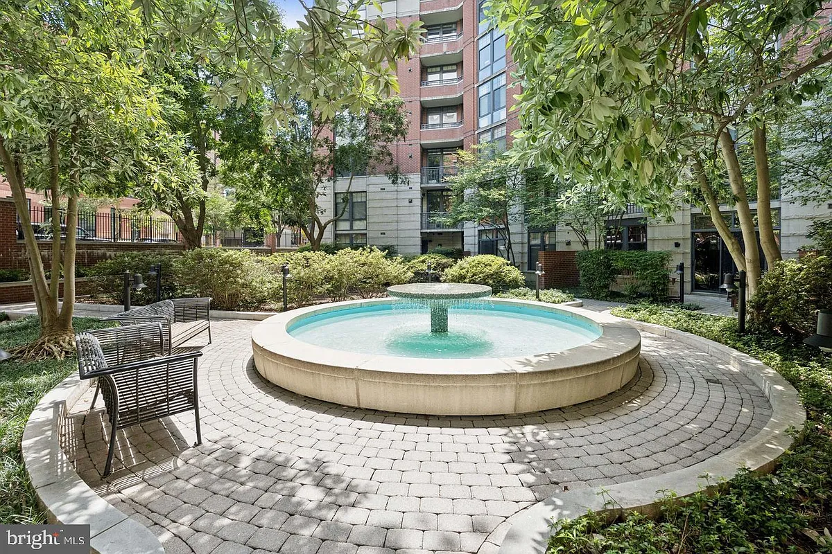 Building Photo - 1021 N Garfield St #247