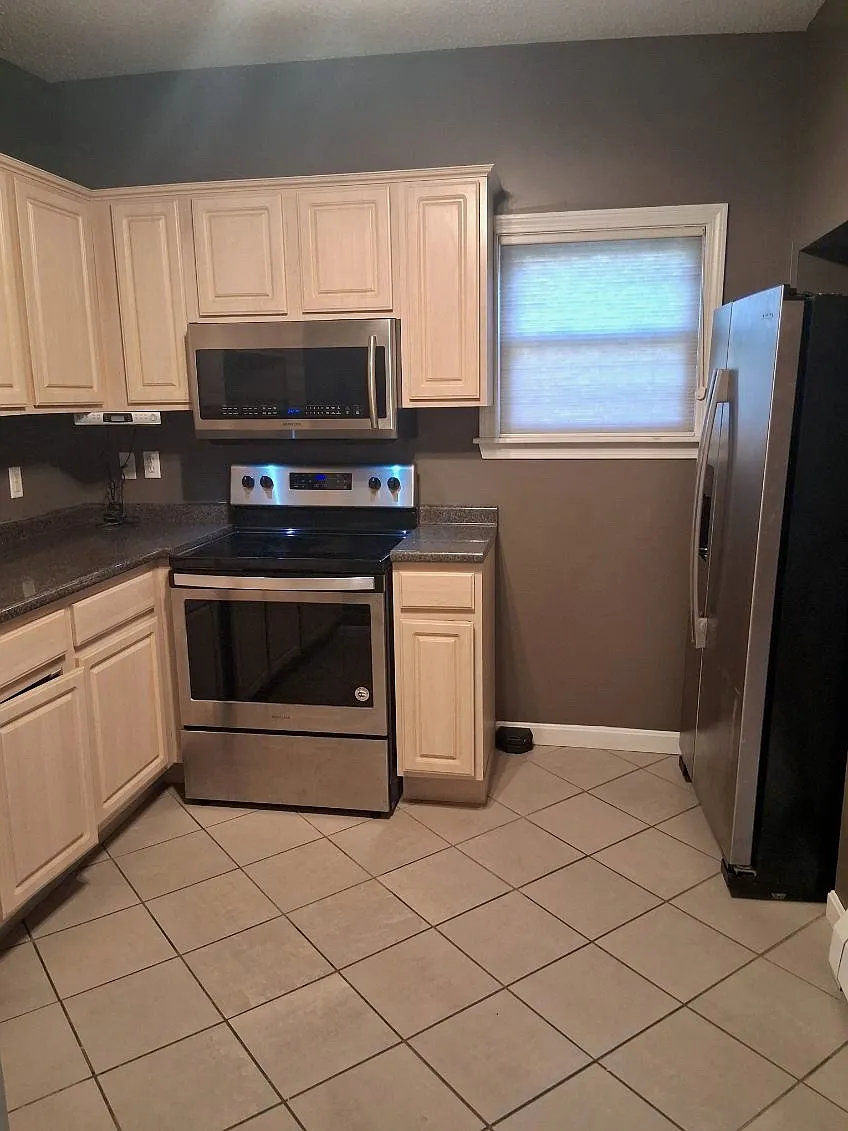 3 bed, 1400 sqft, $2,200 — Photo 3