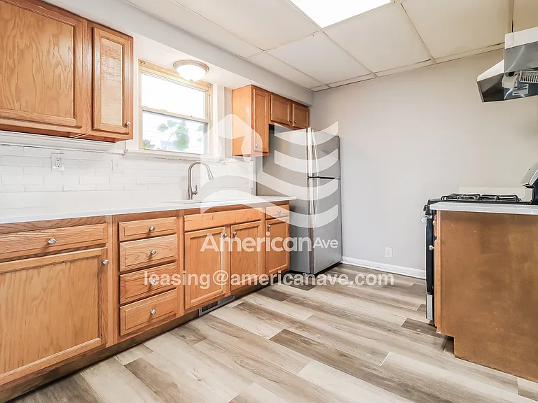 1559191_005_kitchen_6.jpg