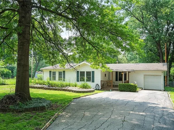 8030 Summit St, Kansas City, MO 64114