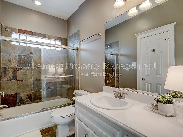 1025 W 15th 1/2 St — Photo 11