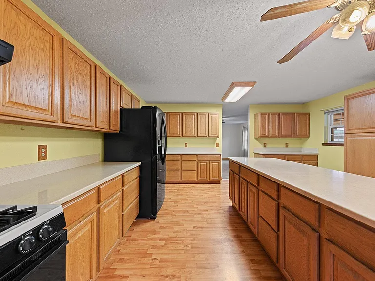 122 Beach Dr — Photo 16