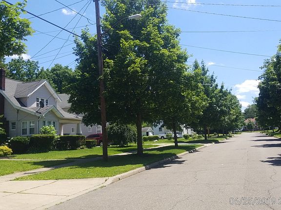 Exterior Neighborhood (street photo)