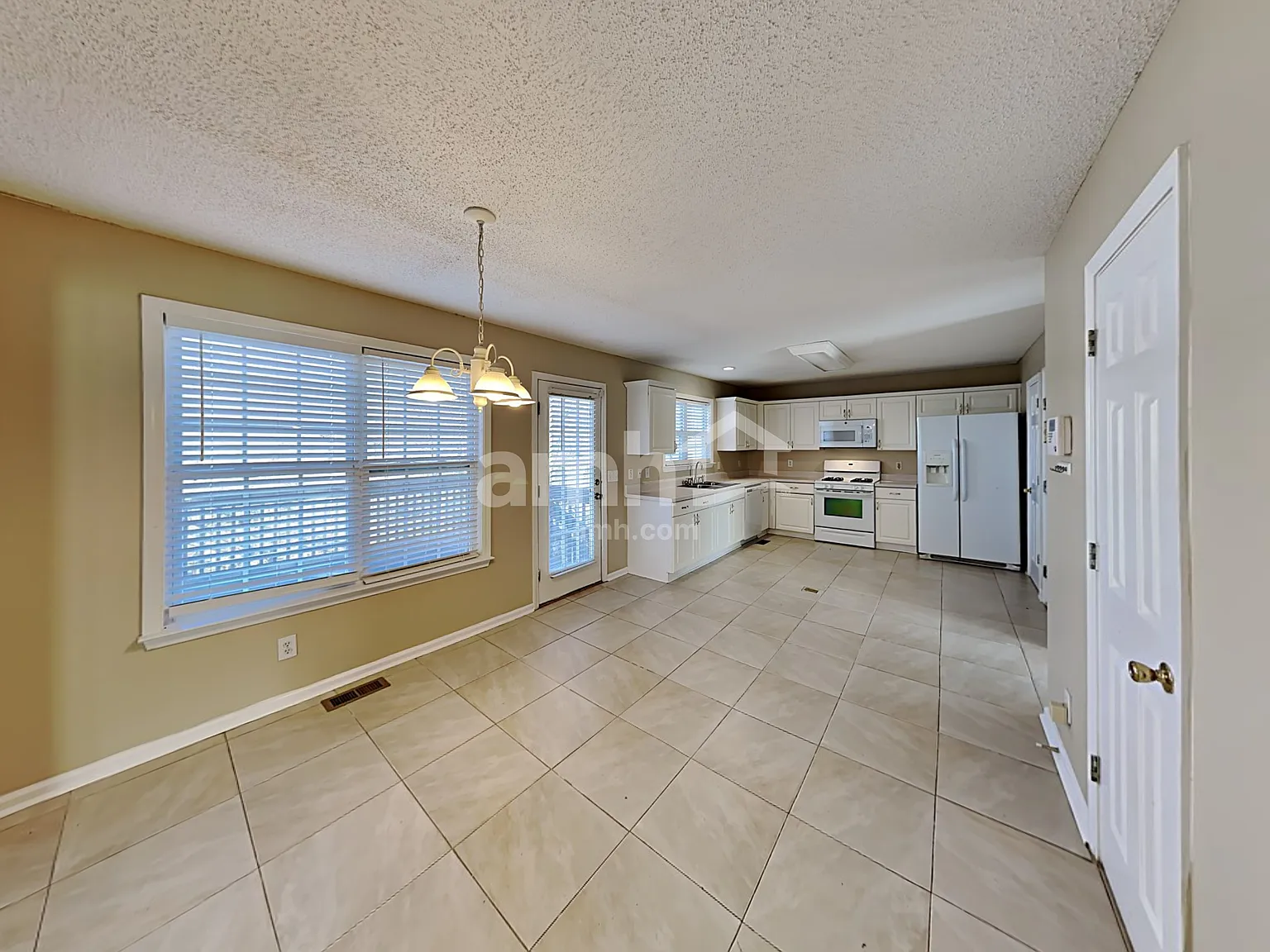 4 bed, 2.5 bath, 2504 sqft, $2,395 — Photo 4