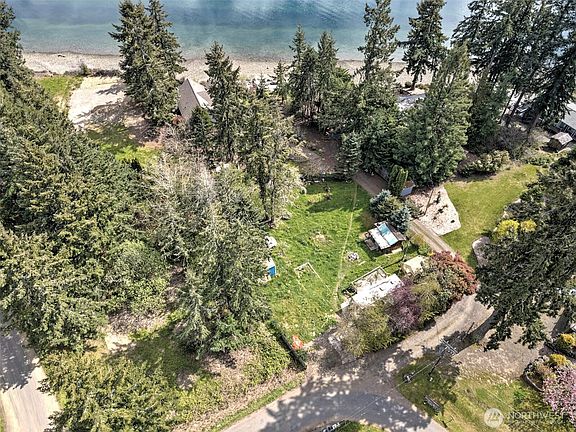 2nd image of 721 E Stretch Island Road S