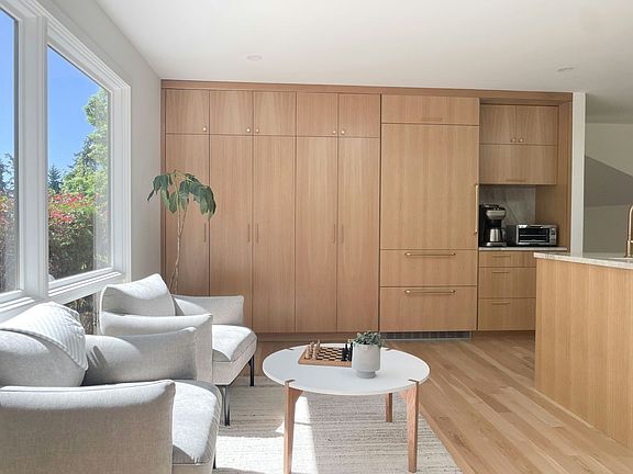 Kitchen seating area