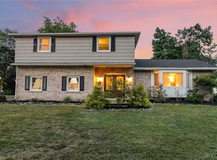 4 Macarthur Dr, Williamsville, NY 14221