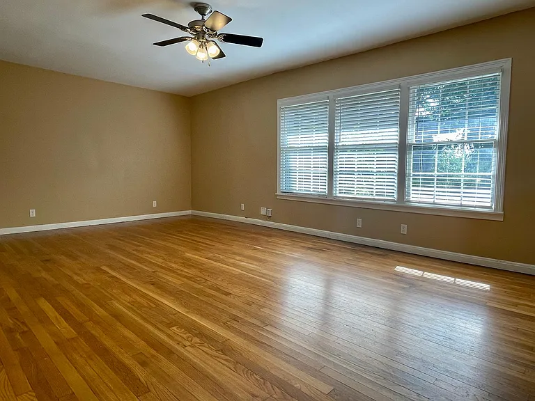 2420 Hartford Rd — Photo 4
