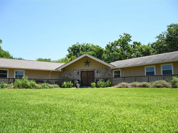 561 Lakeway Dr, Montgomery, TX 77316
