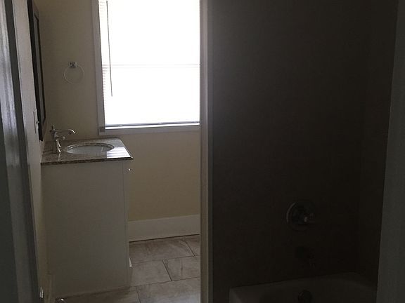 Tile surround in bath