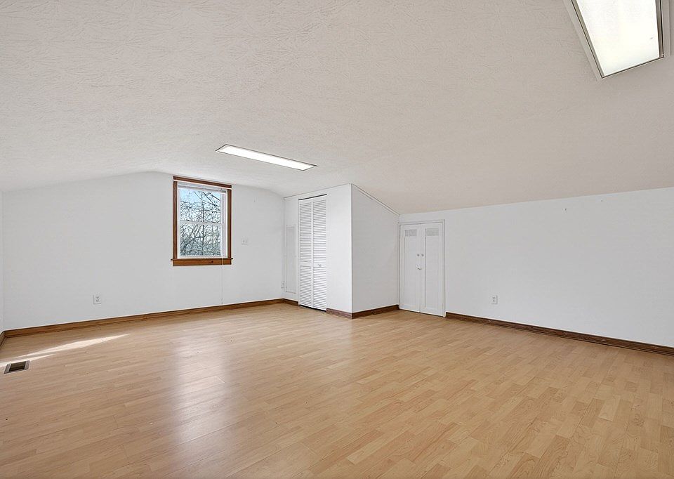 58th image of 1263 Ridge Rd W