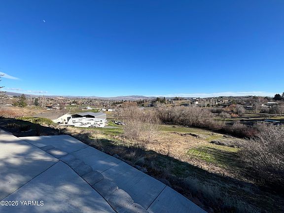 5th image of 330 Parish Rd