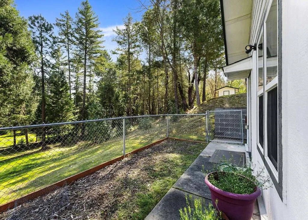 2276 Azalea Dr (Main House) — Photo 3