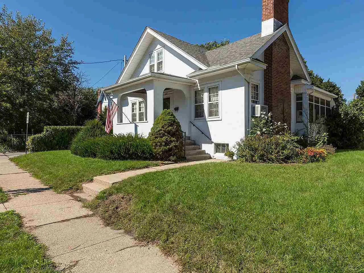 407 Churchill St photo 1