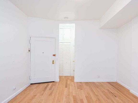 4th image of 215 W 16th St APT 1RW