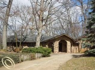 4995 Arrowhead Rd, West Bloomfield, MI 48323