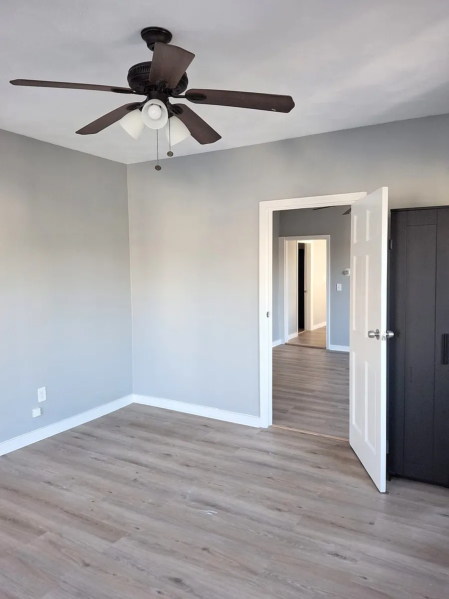 Building Photo - 204 River Ave #2