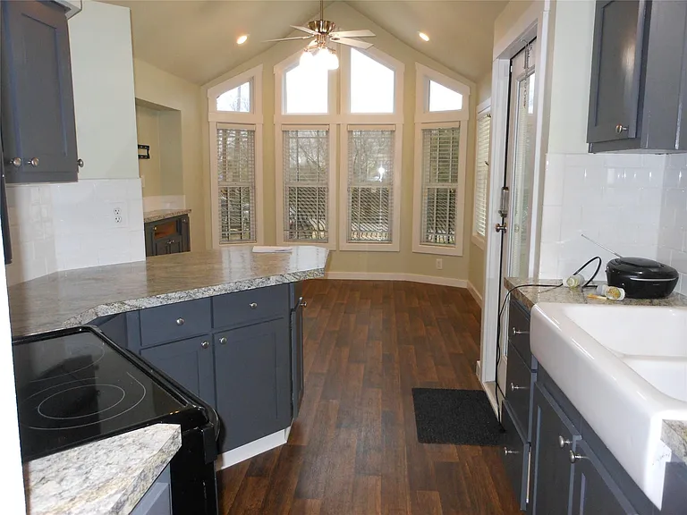 2350 E Stone St — Photo 3
