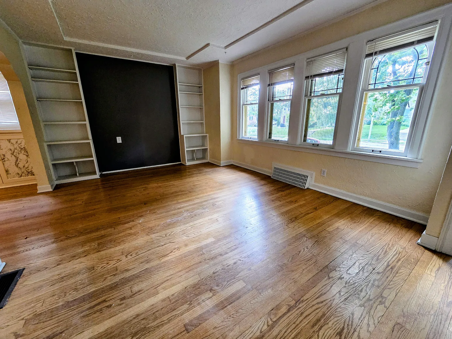 2 bed, 1000 sqft, $1,600 — Photo 2