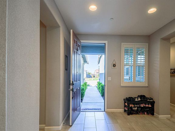 4th image of 2384 Azevedo Ave