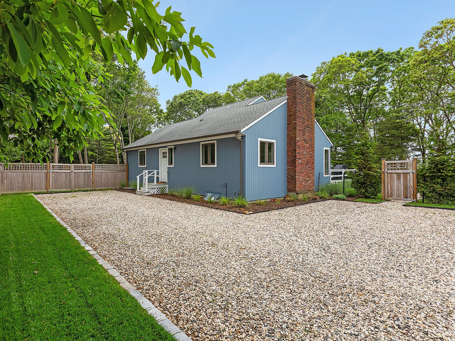 Stunning Beach Retreat in Private Bayfront Community — Photo 3