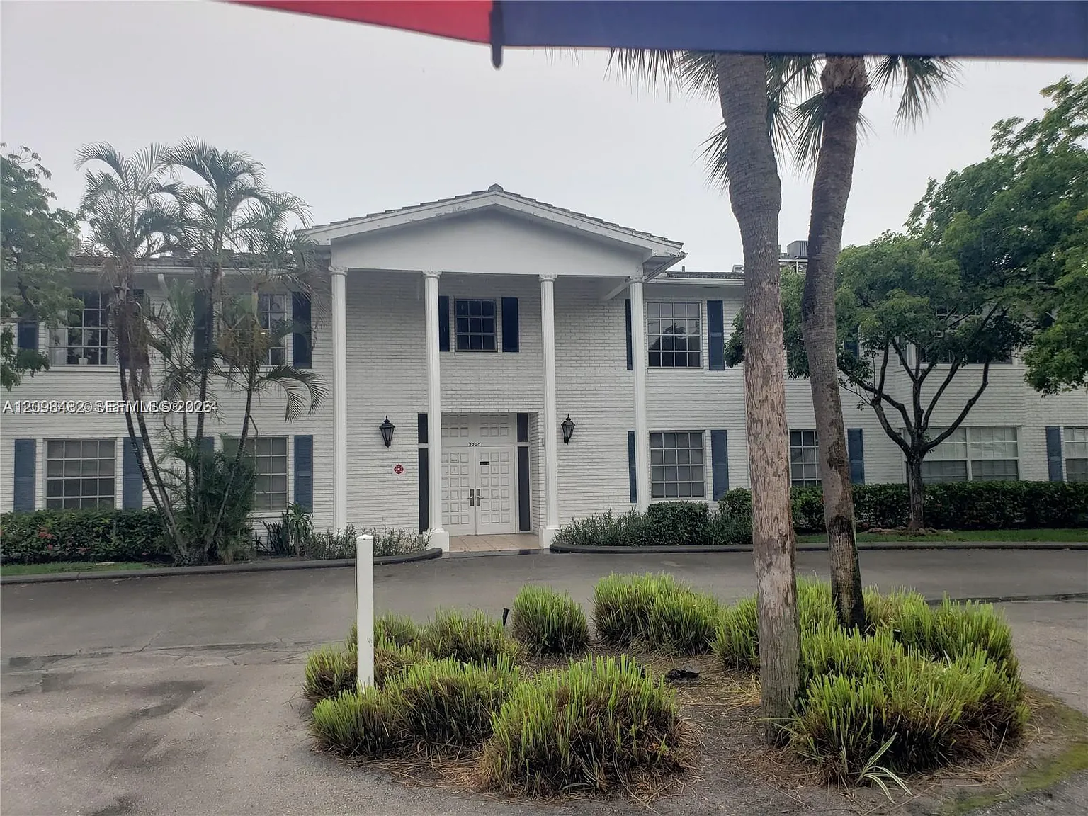 Imperial Point Colonnades — Photo 1