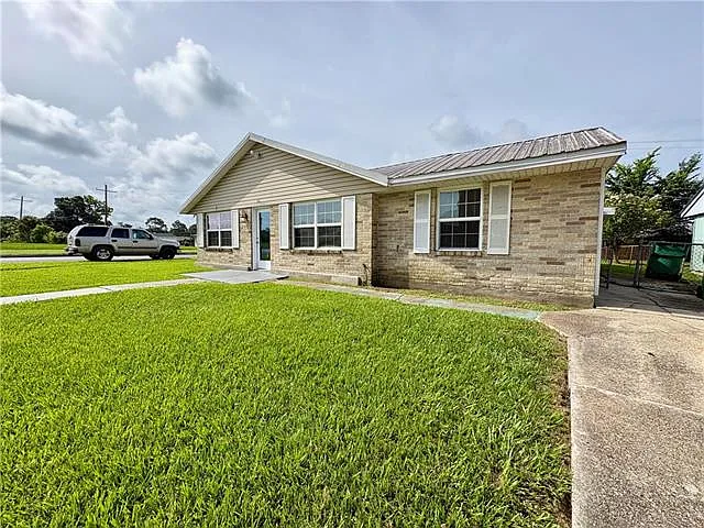 101 Ursula Dr — Photo 2