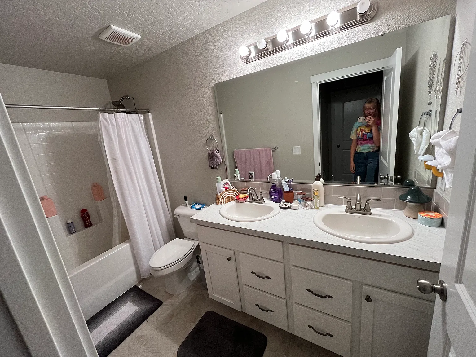 4 bed, 2.5 bath, 2278 sqft, $2,300 — Photo 2