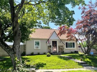 38 Fairway Dr, Cranston, RI 02920