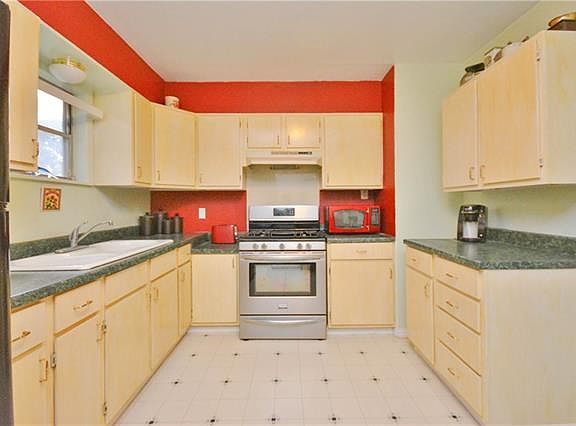 2nd image of 906 S Carlton St
