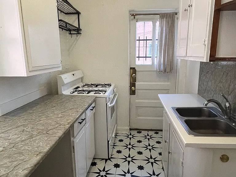 1100 N Emerson St #2 — Photo 12