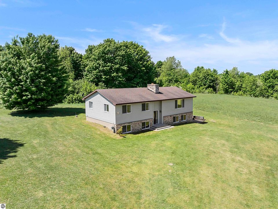 1st image of 4848 Benzie Hwy