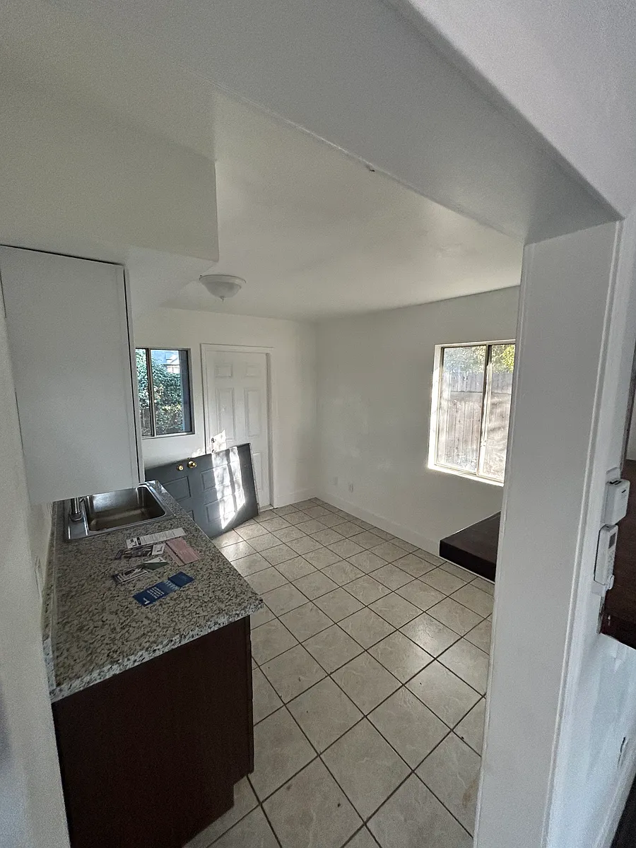 Building Photo - 28 Garnsey Ave #1/2