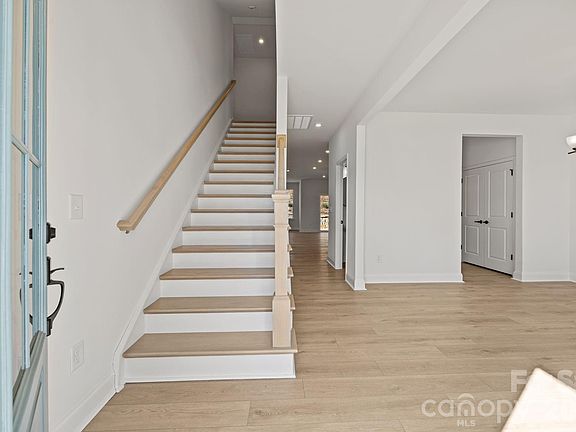 3rd image of 124 Canary Ln