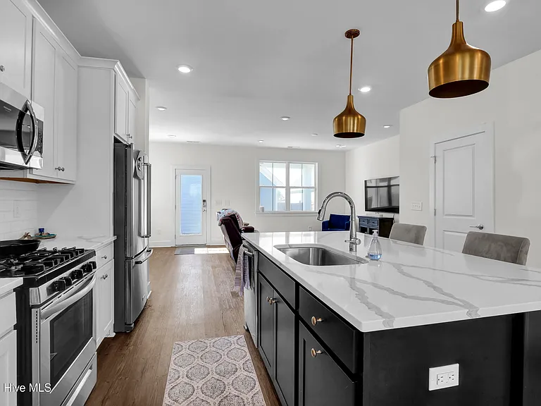 812 Edgerton Dr — Photo 7