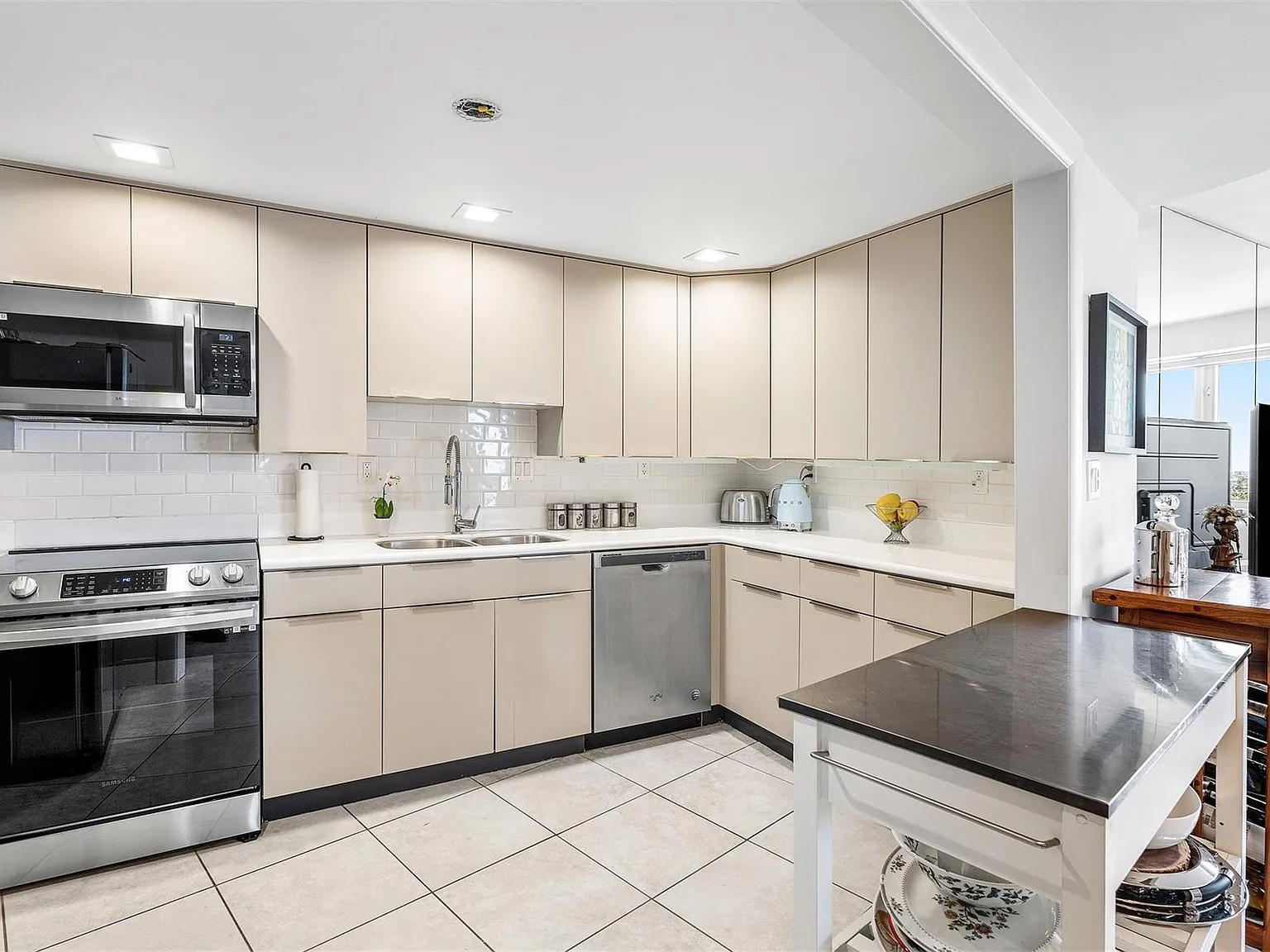 2 bed, 2.0 bath, 1609 sqft, $7,500 — Photo 4