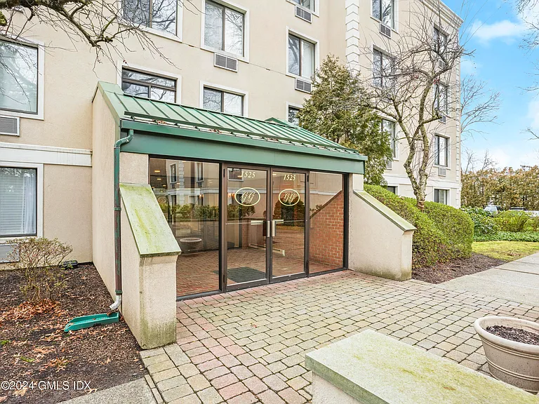 1525 E Putnam Ave #407 — Photo 3