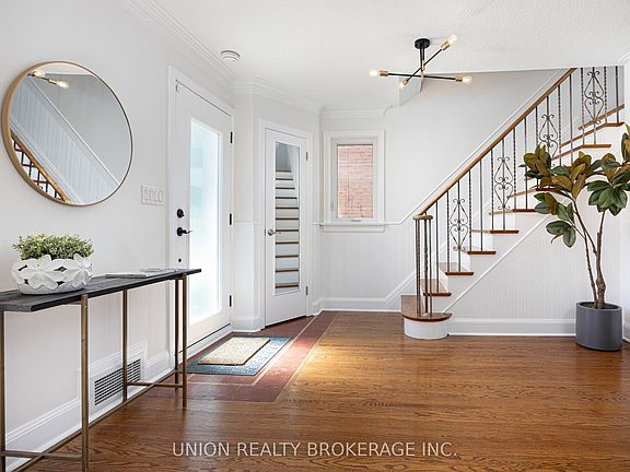 3rd image of 60 Fishleigh Dr