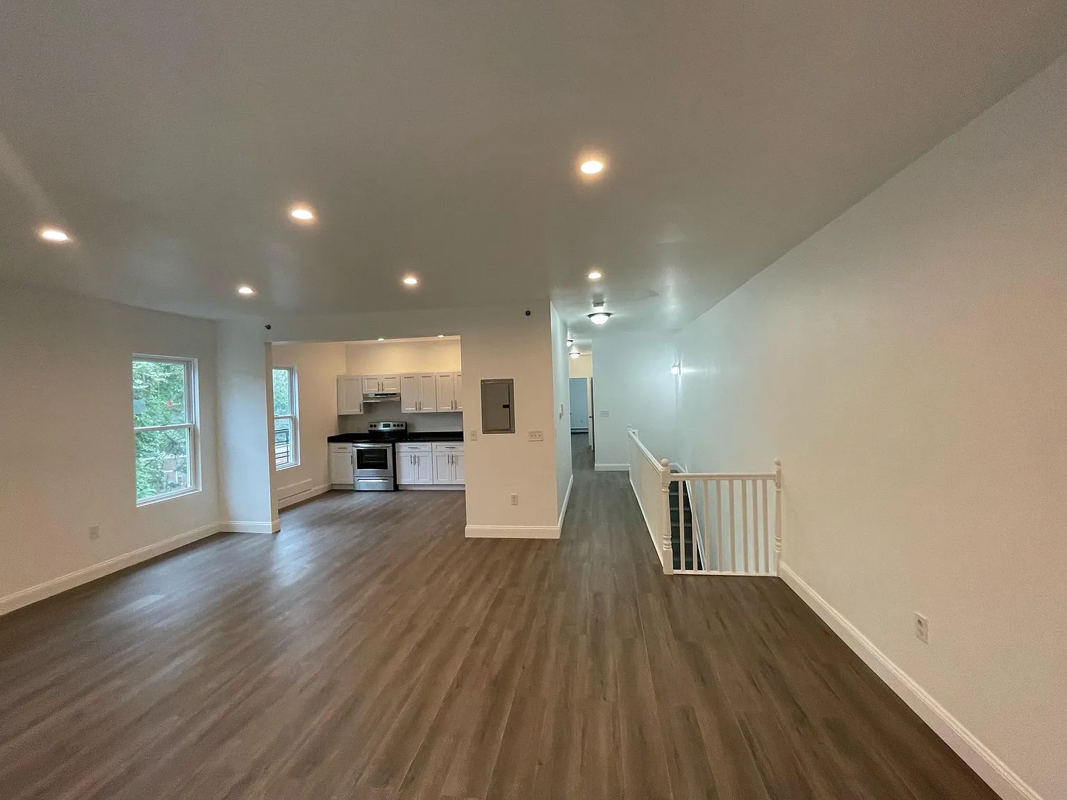 3 bed, 1000 sqft, $2,400 — Photo 2